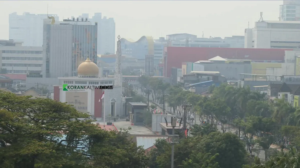 Gedung-gedung di Balikpapan mulai diselimuti kabut asap. (Foto: Januar/Korankaltim.com)