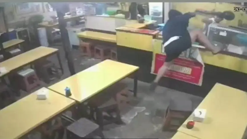 Tangkapan layar saat pelaku menyerang korban (Dok. Polsek Samarinda Ulu)