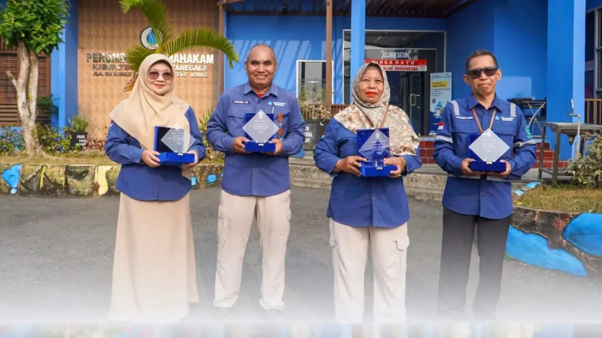 Empat tukang ledeng yang purna tugas setelah puluhan tahun mengabdi (Heri/Korankaltim.com)