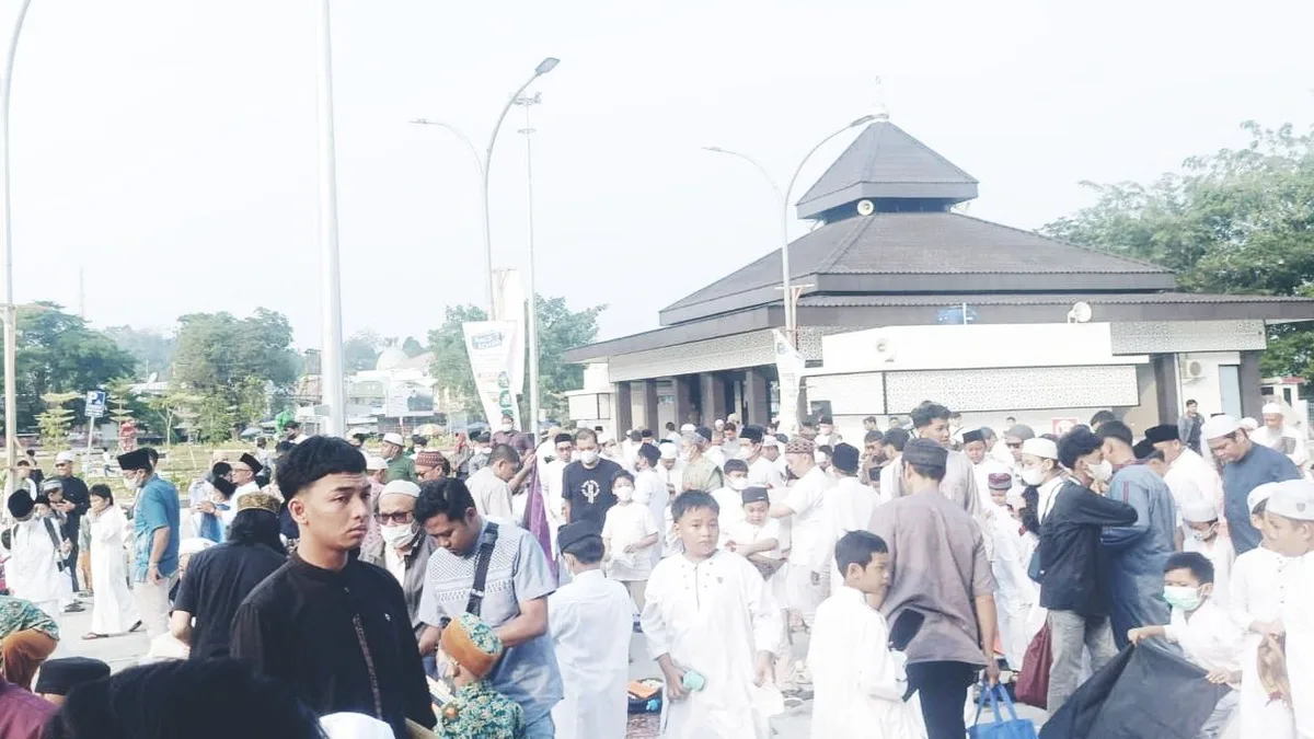 Khidmat nya pelaksanaan salat istisqa di Pasar Tangga Arung Square oleh warga Muhammadiyah. (Foto: Heri/Korankaltim.com)