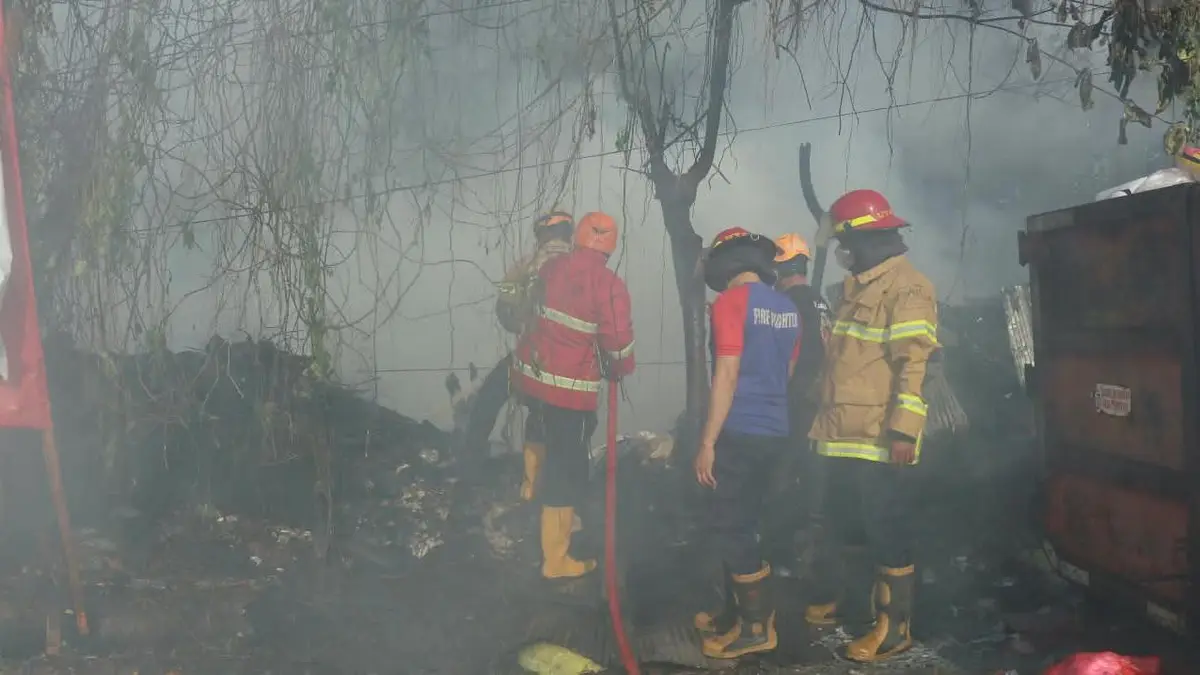Dokumentasi petugas BPBD Balikpapan saat berjibaku menjinakkan api yang membakar lahan di Balikpapan. (Januar/Korankaltim).