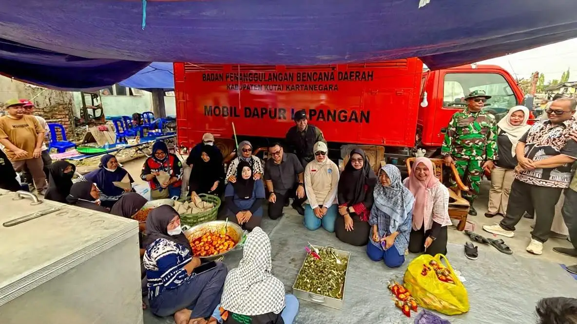 Bupati Aulia bersama istri tampak akrab bersama ibu-ibu relawan di dapur umum (heri/korankaltim.com)