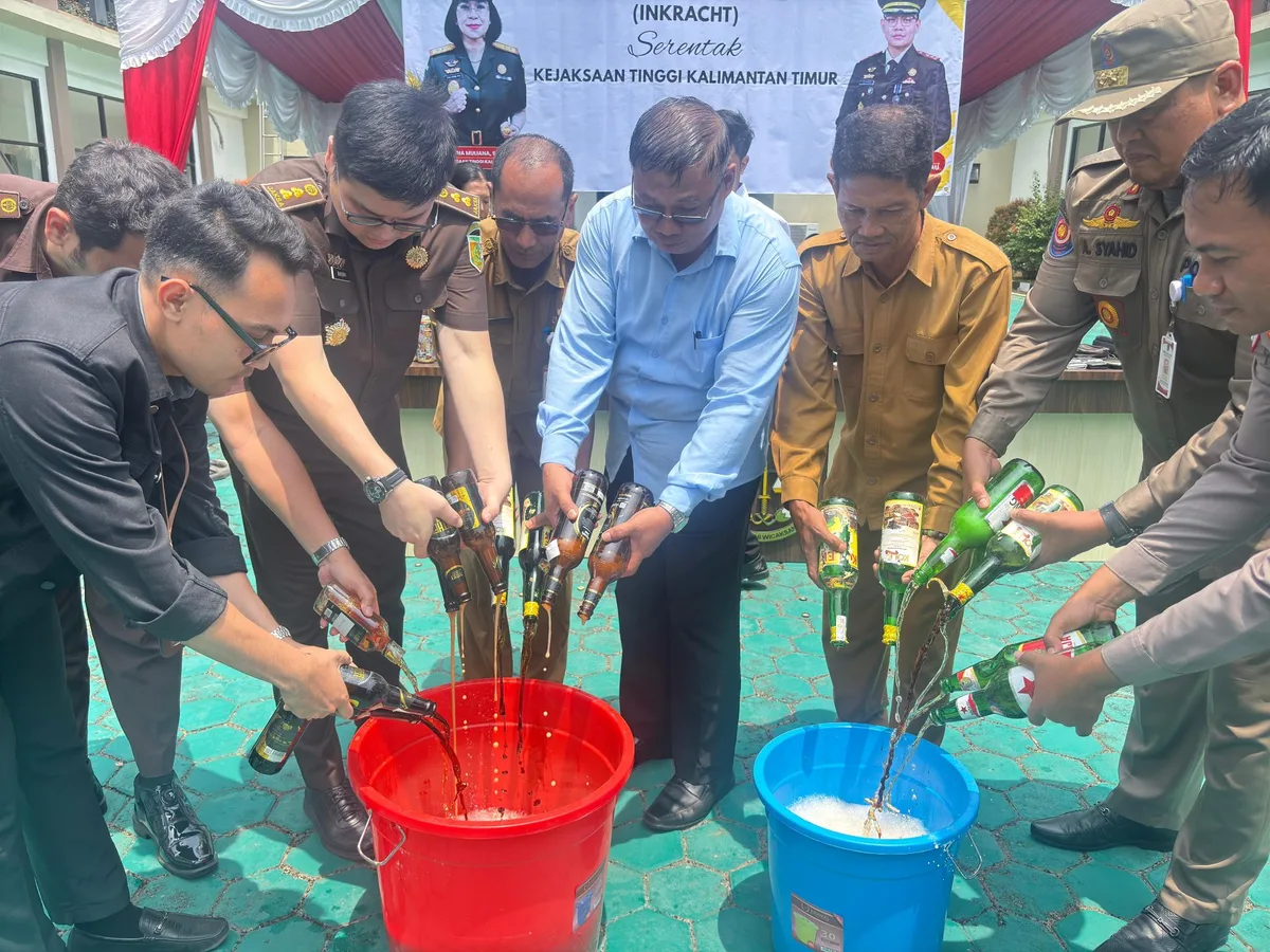 Kejaksaan Negeri Berau didampingi jajaran Forkopimda memusnahkan barang bukti di Kantor Kejari Berau, Selasa (20/10/2026). (Indri/Korankaltim.com)