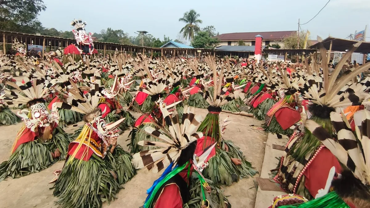 Festival Hudoq Pekayang – Parade kontingen dari 13 kampung memeriahkan pembukaan Festival Hudoq Pekayang Long Pahangai II Tahun 2026, Selasa (20/10/2026). (Foto: Julika/Korankaltim.com)