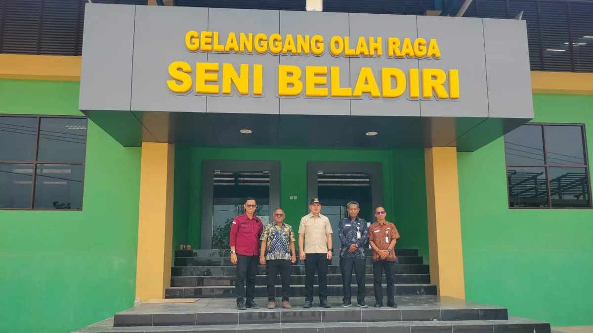 Bupati Paser dr. Fahmi Fadli saat meninjau pembangunan venue Porprov Kaltim. (Foto: Dwi Cahyo/Korankaltim.com)