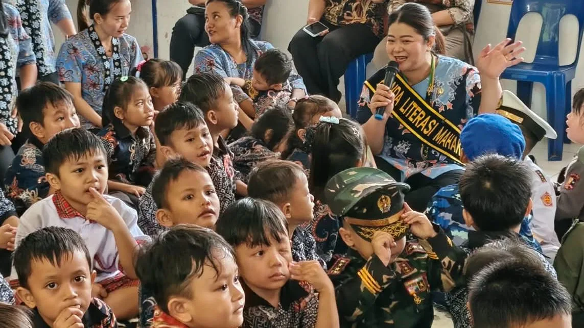 Bupati Mahulu Angela Idang Belawan saat membacakan dongeng kepada anak-anak PAUD dalam kegiatan Gerakan Gemar Membaca dan Penguatan Literasi PAUD di TK Negeri Pembina, Kampung Ujoh Bilang, Kamis (15/10/2026). (Foto: Julika/Korankaltim.com).