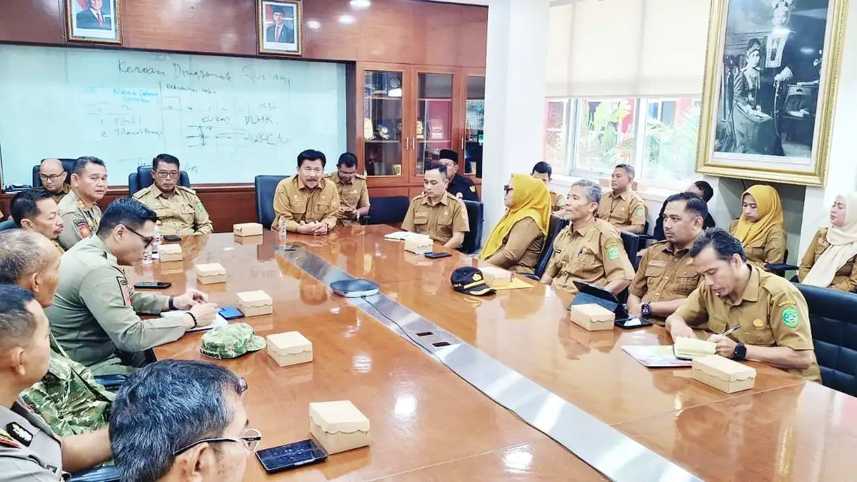 Sekda saat memimpin rapat persiapan Merah Putih Sanga-Sanga di Ruang Rapat Sekda (setkabkukar.dok)