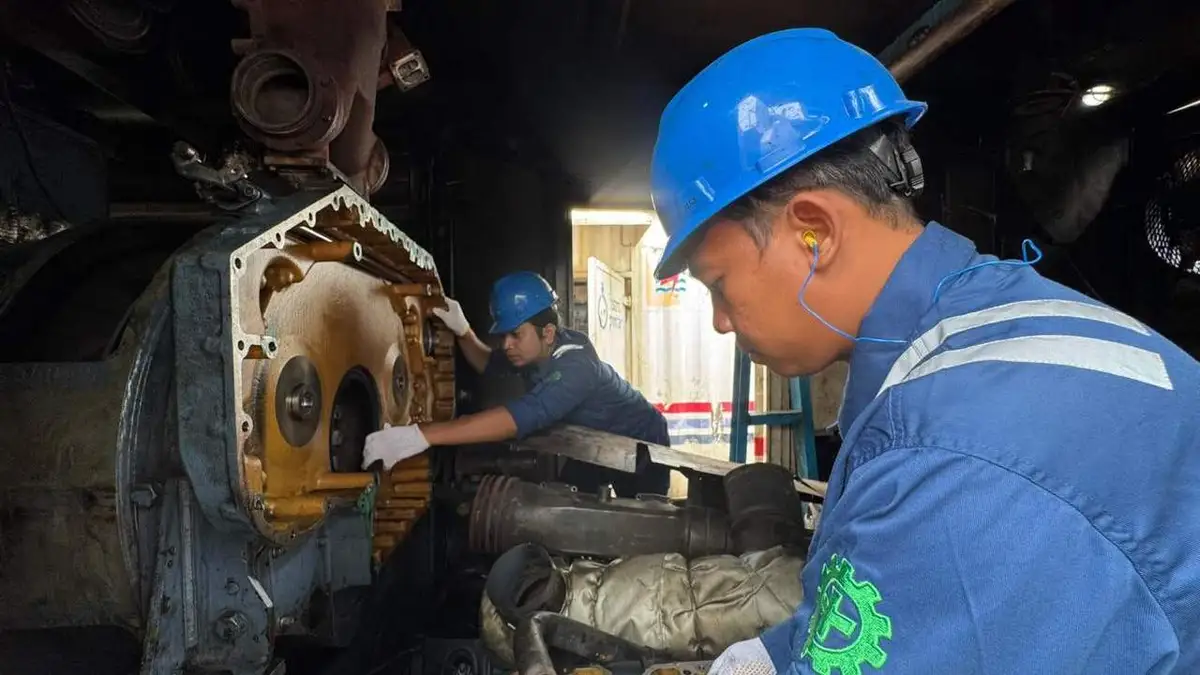 Petugas PLN melakukan pemeliharaan pada mesin pembangkit di Sistem Melak (dok PLN ULP Melak)