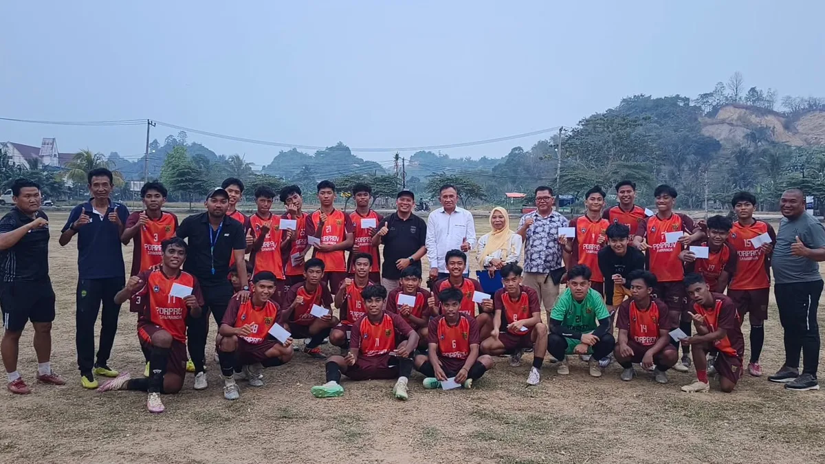 Plt Ketua PSSI Kota Samarinda, Joha Fajal saat mendatangi para pemain yang akan bertanding di Porprov VIII mendatang. (Foto: Dok.Joha Fajal)