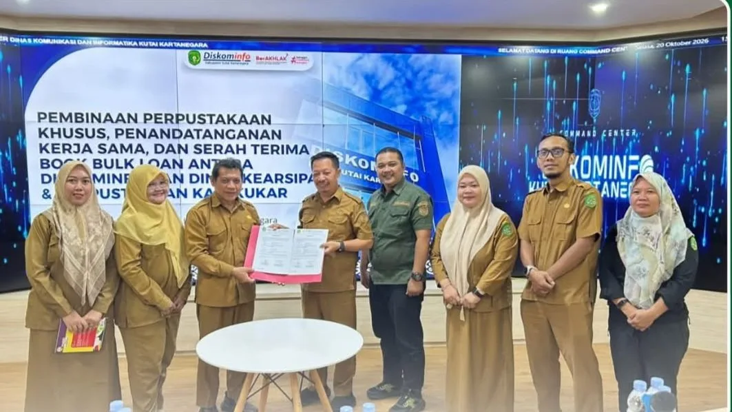 Penandatanganan kerja sama antar Diarpus dan Diskominfo Kukar. (Foto: diarpuskukar.dok)