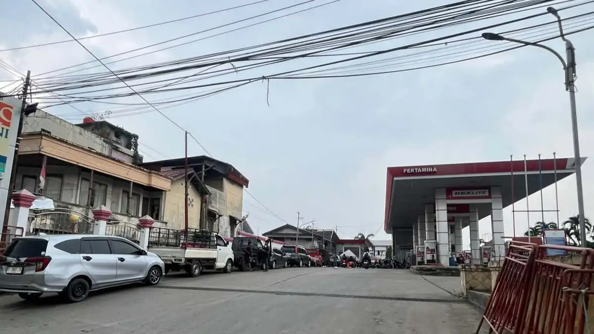 Antrean kendaraan di salah satu SPBU di Samarinda. (Ayu/KoranKaltim.com)