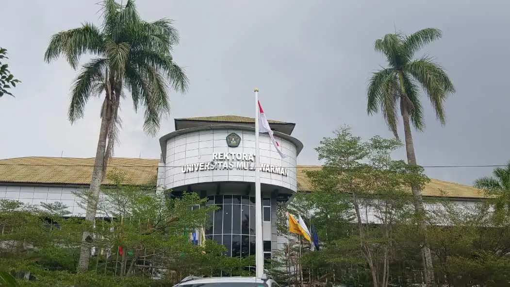Gedung Rektorat Universitas Mulawarman. (Yieli/KoranKaltim.com)