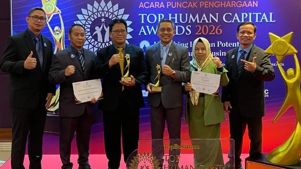 Direktur Perumda Batiwakkal Berau, Saipul Rahman, bersama Dewan Pengawas dan jajaran manajer saat menerima penghargaan TOP Human Capital Awards 2026 Bintang 4 di Hotel Raffles Jakarta. (Foto: Dok. Perumda Batiwakkal)
