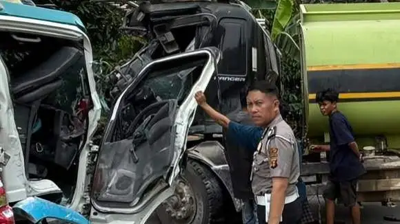 Patugas saat melakukan olah TKP usai insiden tabrakan di Jalan Poros Sangatta-Bontang KM26 (Satlantas)