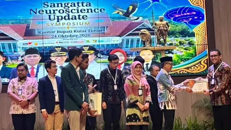 Bupati Kutim, Ardiansyah Sulaiman memberikan penghargaan secara simbolis (Zulhamri/korankaltim.com)