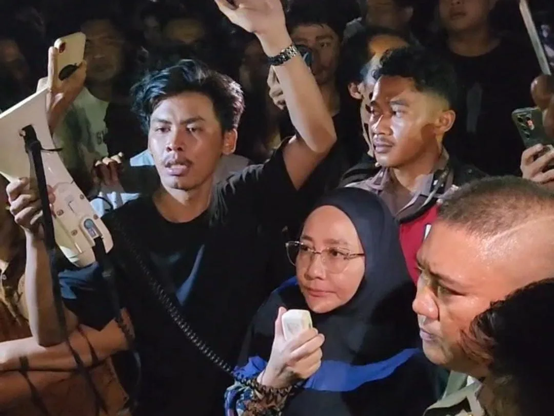 Sri Juniarsih Mas saat menemui massa aksi di rumah jabatannya dini hari tadi. (Foto: Indri/Korankaltim.com)