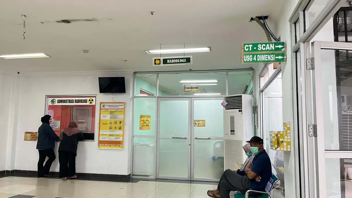 Aktivitas warga saat menunggu antrean pemeriksaan di Poliklinik Paru RSUD IA Moeis. (Ayu/KoranKaltim.com)