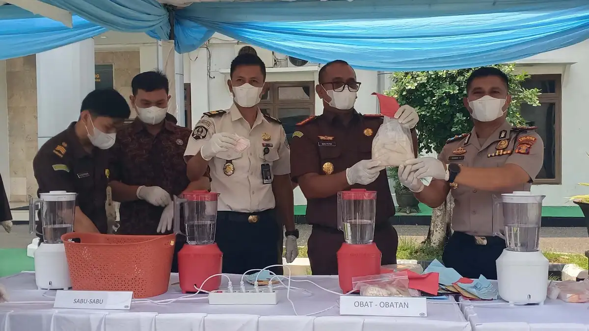 Tampak jajaran Kejaksaan Bontang saat hendak memusnahkan barang bukti sabu (Rahmadani/Korankaltim.com)