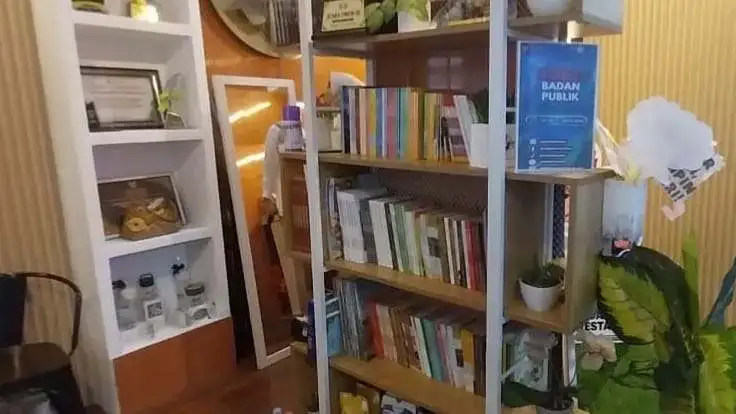 Pojok literasi berupa koleksi buku yang berisi informasi prestasi siswa (Zulhamri/korankaltim.com)
