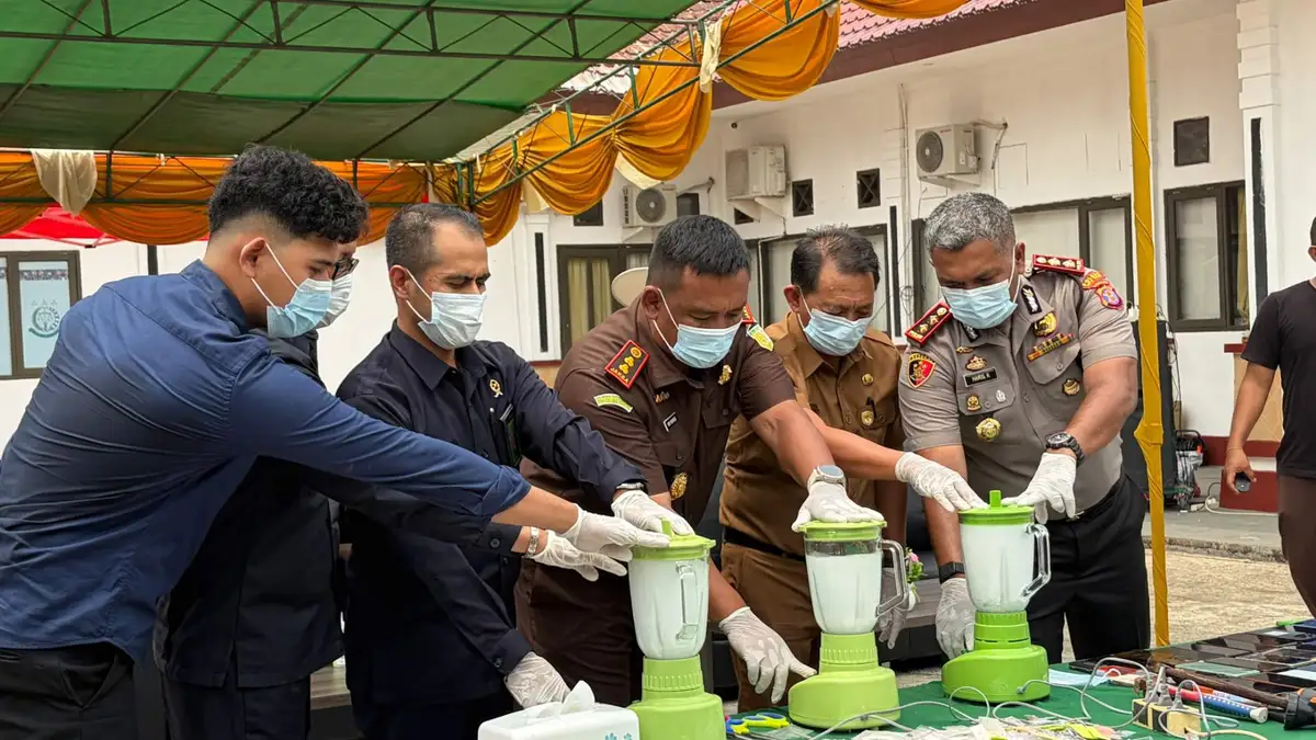 Pemusnahan barang bukti sabu menggunakan blender di Kejari Kubar (Adi/Korankaltim.com)