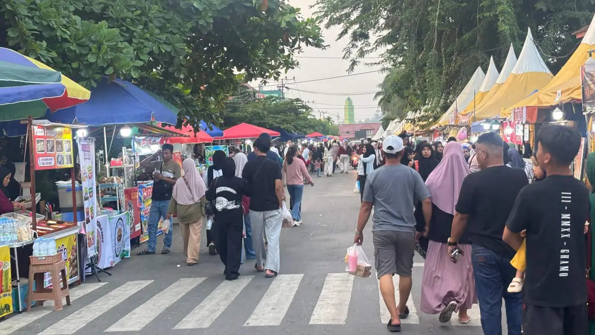Aktivitas pengunjung dan pelaku UMKM saat Berau Expo 2026 di GOR Pemuda Tanjung Redeb. Perputaran transaksi UMKM dan PKL tercatat mencapai Rp649,15 juta dalam tiga hari pelaksanaan. (Indri/Korankaltim)
