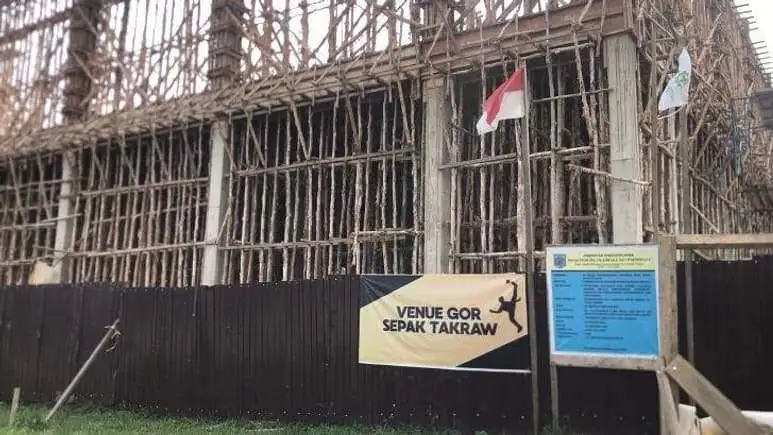 Pembangunan GOR Sepak Takraw untuk Porprov di Paser yang terus dikebut. (dokpusaranmedia)