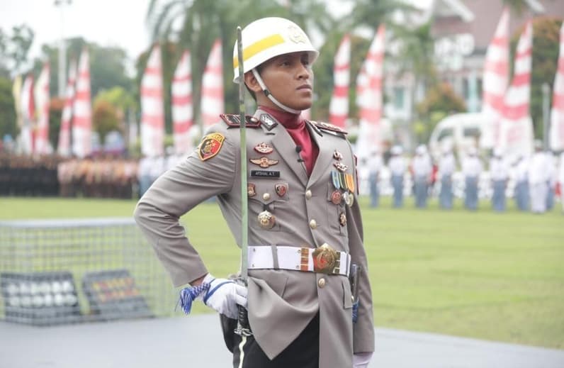 Aktrisa porno suratga olmoqda.