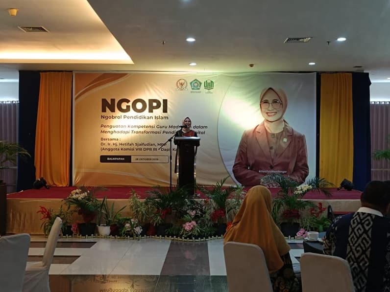 Anggota Komisi VII DPR RI, Hetifah Sjaifudian memaparkan materi dalam kegiatan NGOPI bersama GTK madrasah Balikpapan, Rabu (28/10/2026). (Foto: Achmad Fadillah/Pusaranmedia.com)