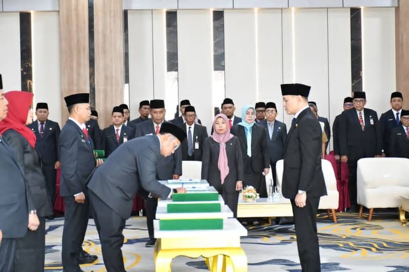Saat Bupati Paser, dr Fahmi Fadli menjalankan rangkaian pelantikan 90 pejabat. (Foto : Prokopim Paser)