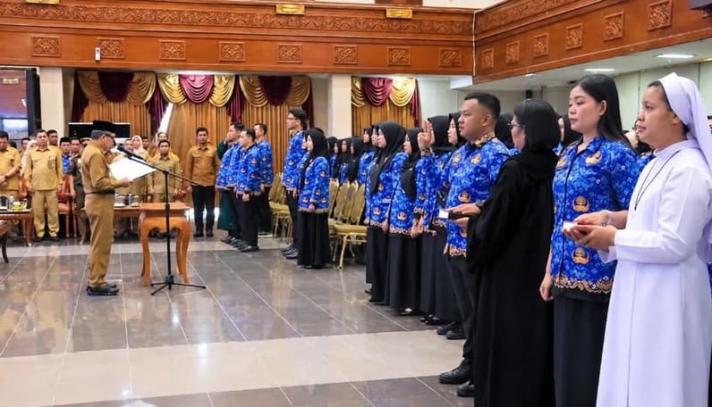 Bupati Kutim, Ardiansyah Sulaiman saat melantik pejabat fungsional sekaligus penyerahan 214 SK CPNS. (Foto: Dok. Prokopim Kutim)