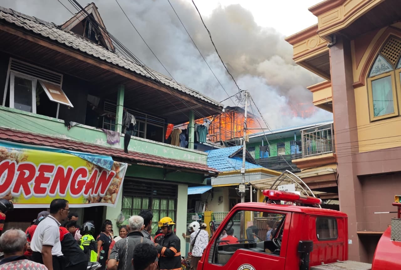 Kebakaran yang terjadi di Jalan Wolter Monginsidi, Samarinda, Kamis (29/10/2026). (Foto: Tri/Pusaranmedia.com)