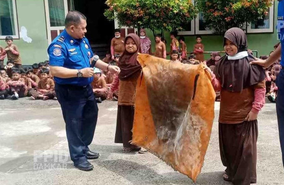 Disdamkartan Kenalkan Pemadaman Kebakaran ke Siswa SD IT Yabis. (Foto: Lutfi Aziz/Pusaranmedia.com)