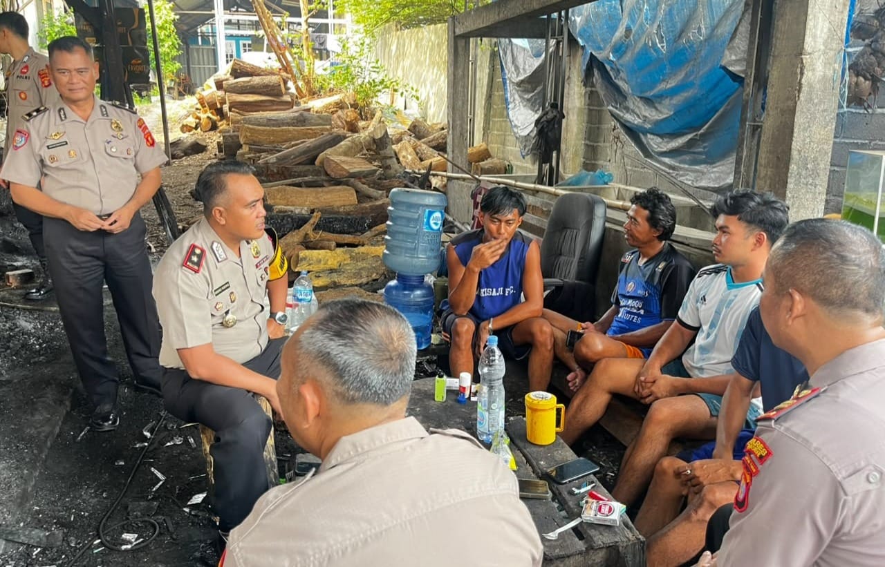 Saat Wakapolres Paser di Home Industri Pabrik Tahu Rizky. (Foto: Polres Paser)