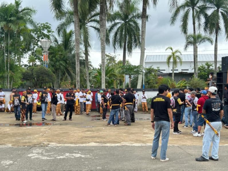Ratusan Massa Geruduk PDIP Kukar, Desak Ketua DPRD Dicopot!