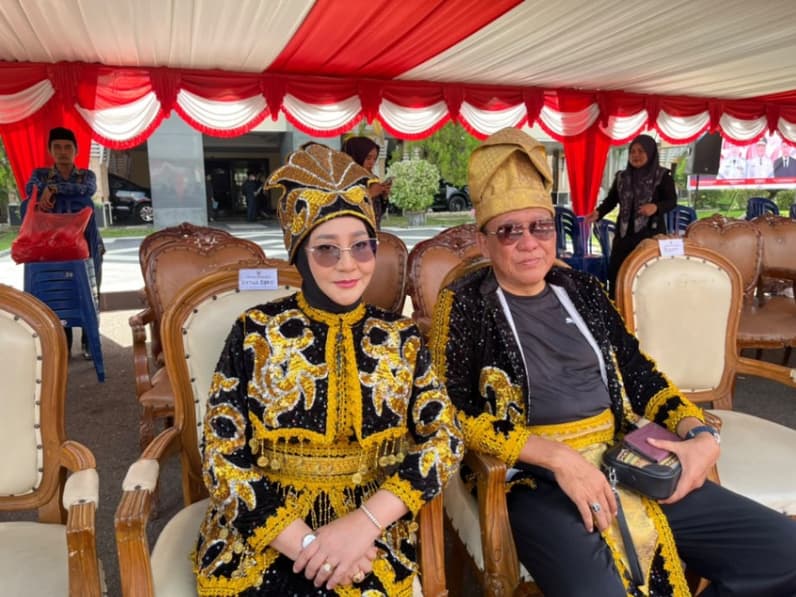 Bupati Berau, Sri Juniarsih Mas di dampingi sang suami usai acara peringatan Hari Sumpah Pemuda. (Foto: Nur Hidayah/Pusaranmedia.com)