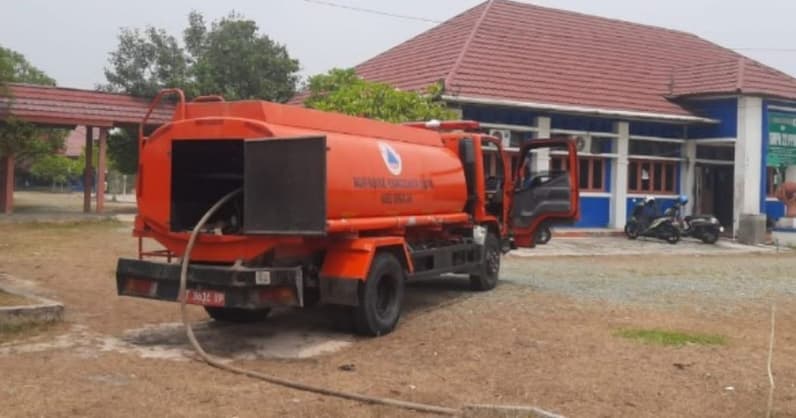 BPBD PPU salurkan bantuan air bersih ke sekolah dan rumah ibadah yang mengalami krisis air bersih. (Foto: Pusdalops BPBD PPU).