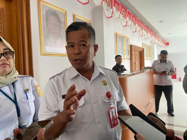 Asisten II Sekretariat Daerah Kota Samarinda, Marnabas saat diwawancarai usai rapat, Rabu (28/10/2026). (Foto: Tri/Pusaranmedia.com)
