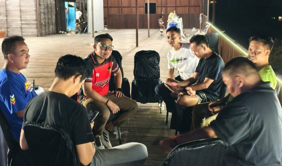 Momen anggota dprd kukar, taufik ridiannur berdiskusi dengan maayarakat (Foto: Taufik)