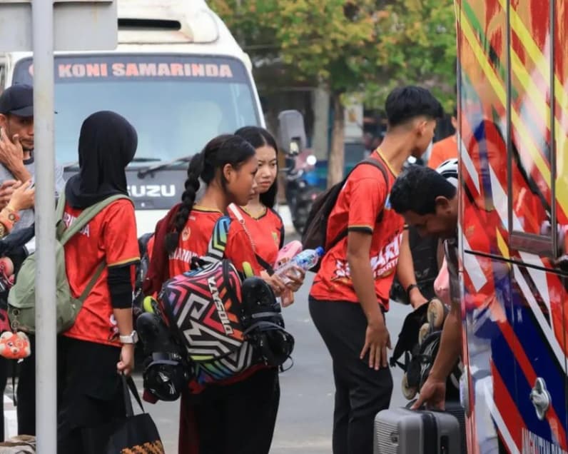Keberangkatan atlet sepatu roda menuju Porprov Kaltim di Kabupaten Paser, Kamis (29/10/2026). (Foto: Dok. Disporapar Samarinda)