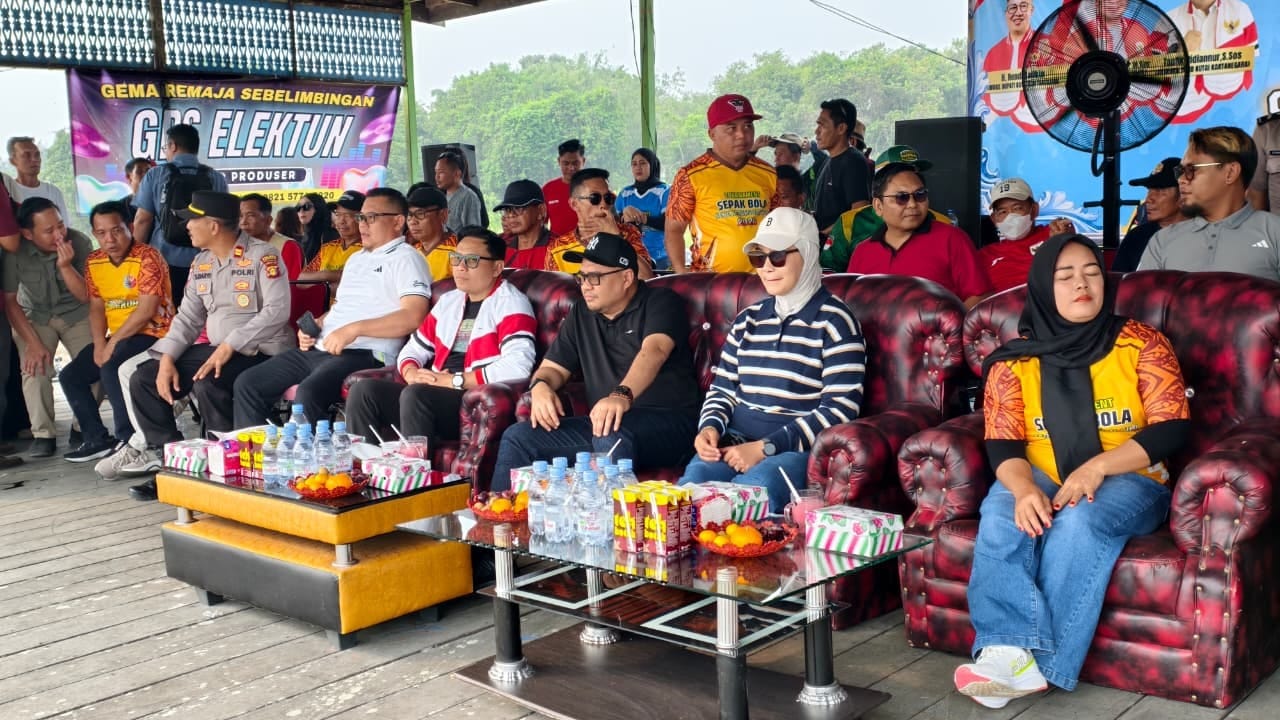 Momen pembukaan turnamen sepak bola di desa sebelimbingan. (Foto: Taufik Ridiannur)