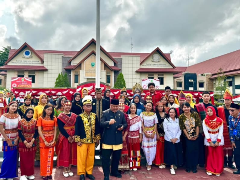 Wakil Bupati Berau, Gamalis, berfoto bersama generasi muda yang mengenakan pakaian adat dari berbagai daerah usai upacara peringatan Hari Sumpah Pemuda. (Foto: Nur Hidayah/Pusaranmedia.com)