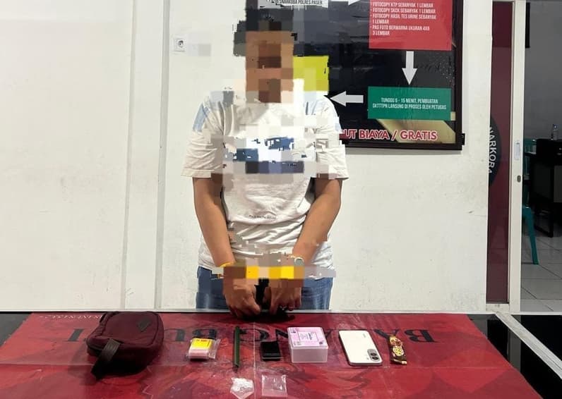 Tersangka H bersama barang bukti saat berada di Polres Paser. (Foto: Sat Resnarkoba Polres Paser)