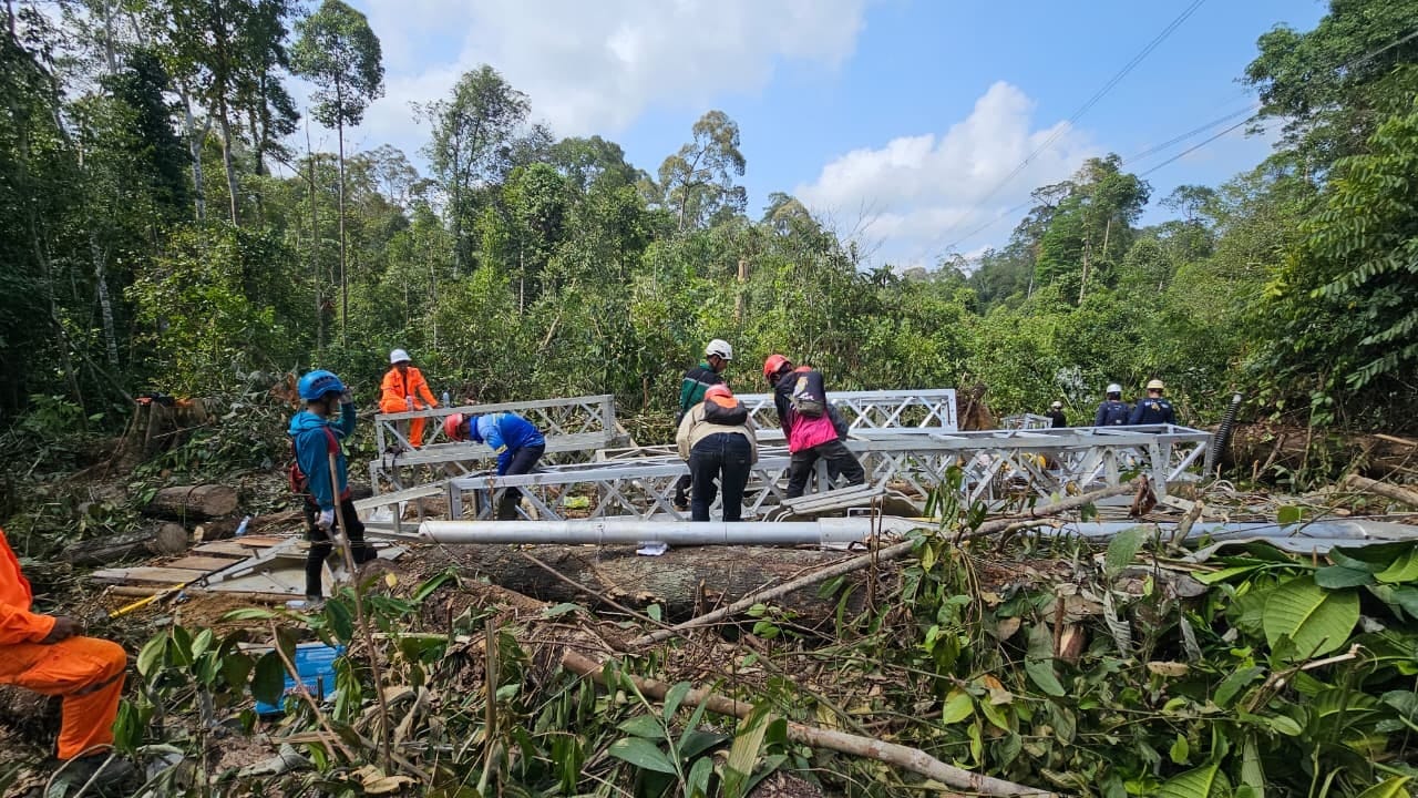 Personel gabungan mempercepat penanganan melalui pembangunan tower emergency di Kabupaten Berau. (Foto: PLN UID Kaltimra)