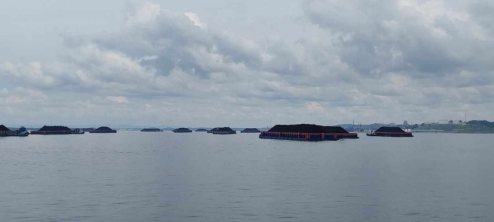Arus lalu lintas kapal di perairan Teluk Balikpapan. (Foto: Adi Kade/Pusaranmedia.com).