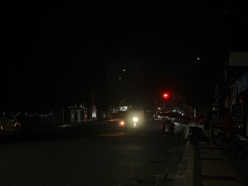 Kondisi ruas jalan di Tanjung Redeb yang tampak gelap saat lampu padam. (Foto: Nur Hidayah/ pusaranmedia.com)