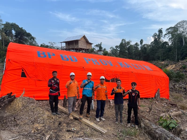 BPBD Berau mendirikan tenda untuk mendukung kebutuhan istirahat personel PLN dan tim teknis yang bertugas memperbaiki jaringan transmisi listrik. (Foto: Istimewa )