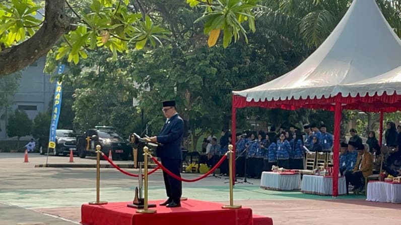 Wakil Wali Kota Balikpapan, Bagus Susetyo memimpin upacara peringatan Hari Sumpah Pemuda ke-98 di halaman Gedung Tenis Indoor BJBJ Balikpapan, Rabu (28/10/2026). (Foto: Achmad Fadillah/Pusaranmedia.com)