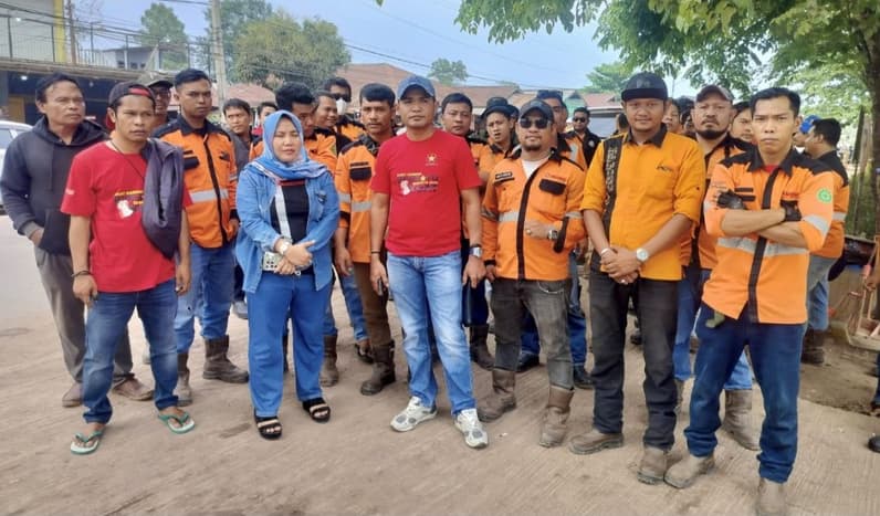 FPBM KASBI Kutim dan Driver PT Bagong saat berpose dengan PT PAMA. (Foto: Dok PFBM KASBI Kutim)