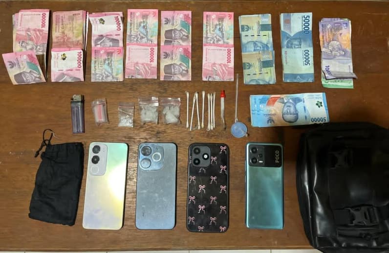 Barang bukti yang ditemukan dalam pengungkapan sabu yang dilakukan seorang pria di Kecamatan Batu Engau. (Foto : Polsek Batu Engau)