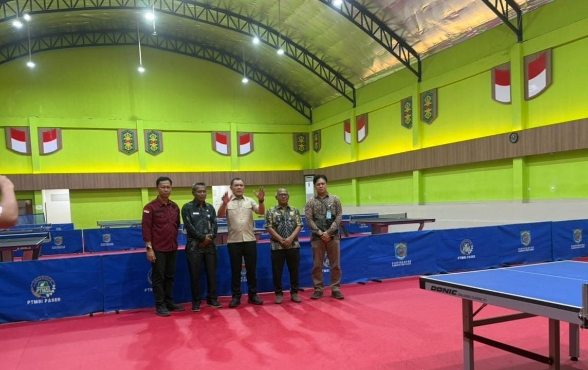 Saat Bupati Paser, Fahmi Fadli berada di Gedung Tenis Meja. (Foto : Prokopim Paser)